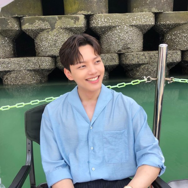 先来看看他的个人档案: 姓名:吕珍九 / yeo jin goo /  生日:1997年8