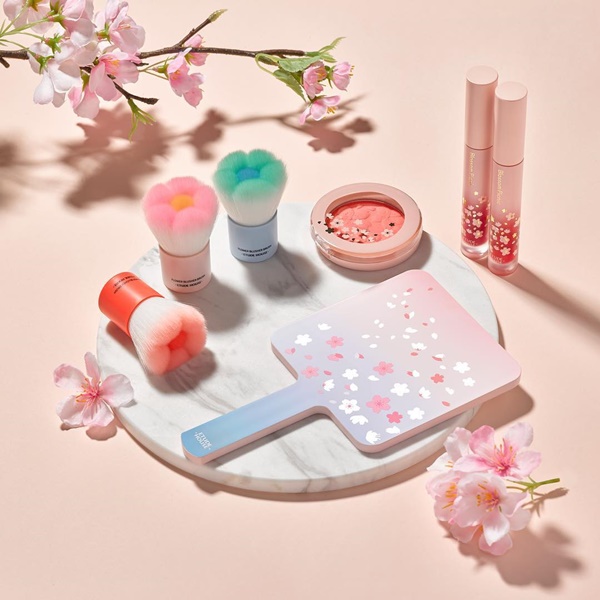 ETUDE HOUSE「Blossome Picnic」：櫻花造型頰彩刷、櫻花手拿鏡