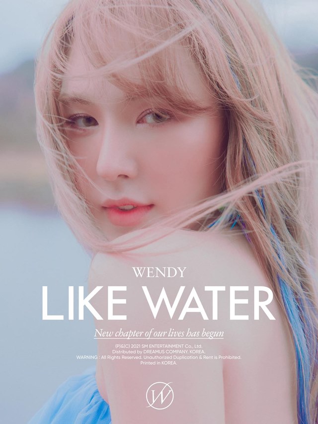 24日,red velvet 官方 facebook 更新了一张以柔和的蓝色为背景,wendy