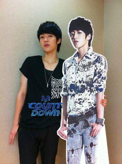 infinite 成烈和自己亲亲?