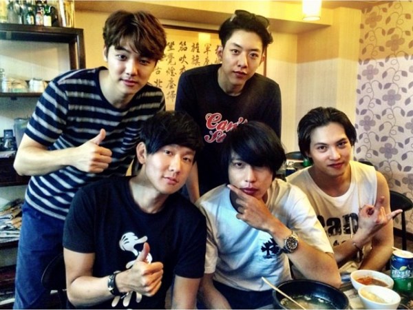 林俊杰与 cnblue 合照