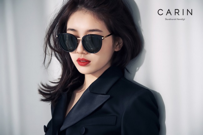 suzy 在今年度成为太阳眼镜品牌 carin 的形象代言人,官方于近日公开