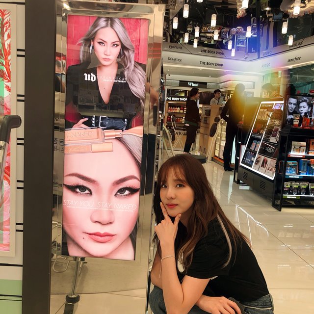 Dara 與 CL 廣告合照