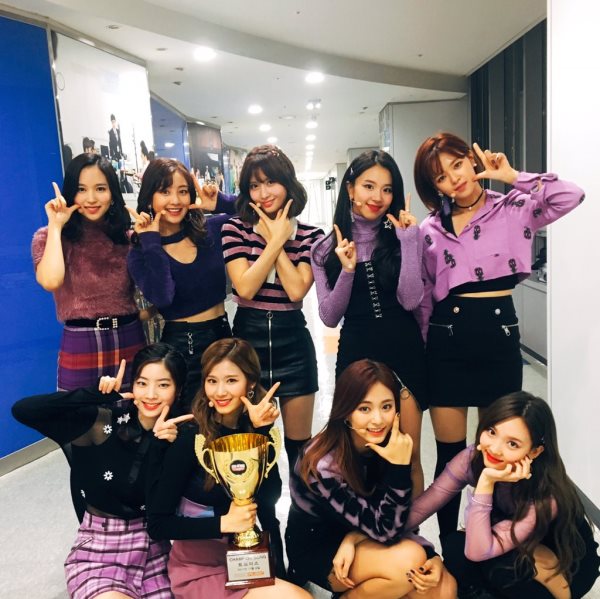 TWICE《Show Champion》一位