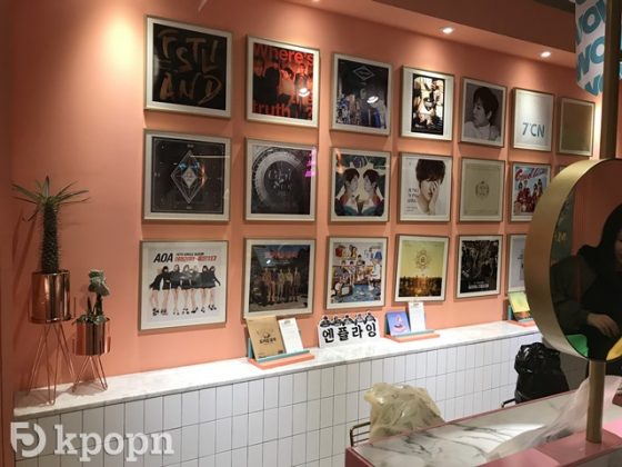 FNC WOW! CAFE！專輯封面展示牆