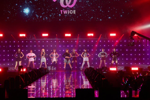 TWICE《東京女孩展演》舞台