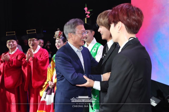 文在寅、V、SUGA