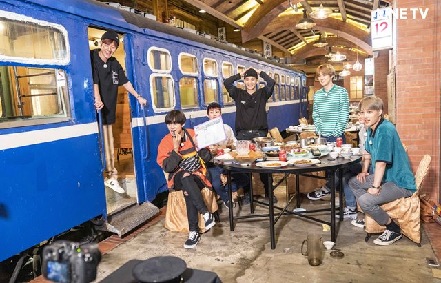 《EXO 的爬梯子世界旅行第二季》宣傳照