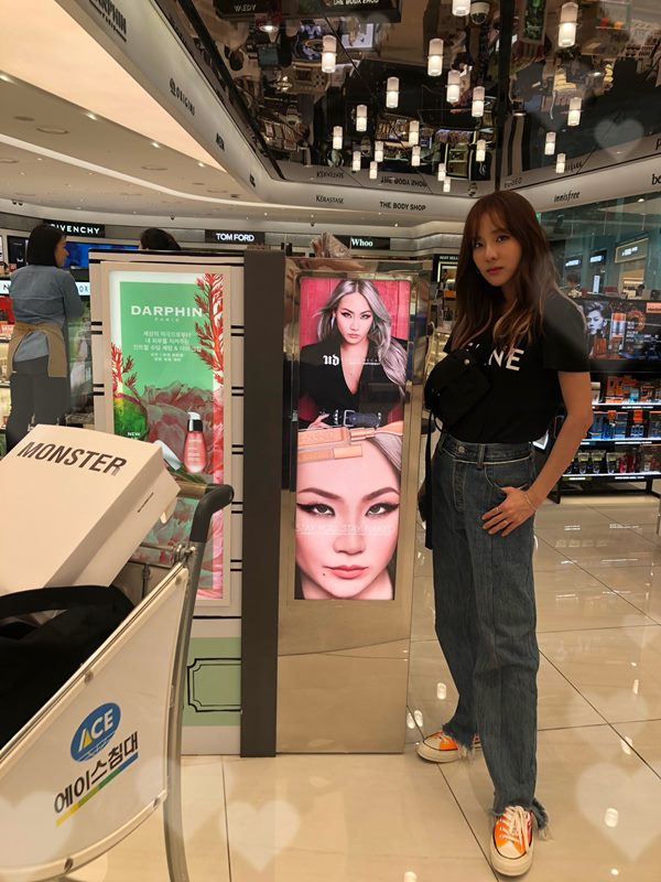 Dara 與 CL 廣告合照