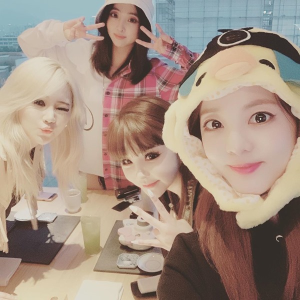 2NE1 十週年合照:朴春
