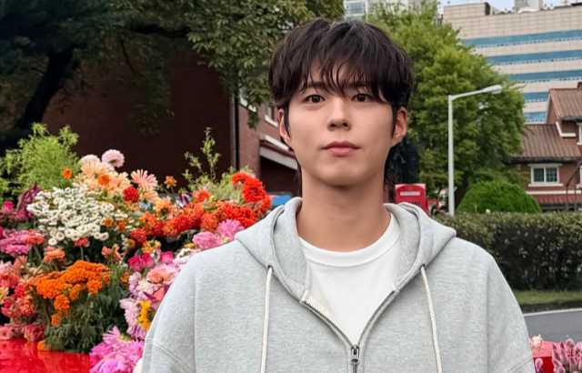 朴寶劍比天使還善良的美談再加一！親自彎腰背受傷工作人員下樓