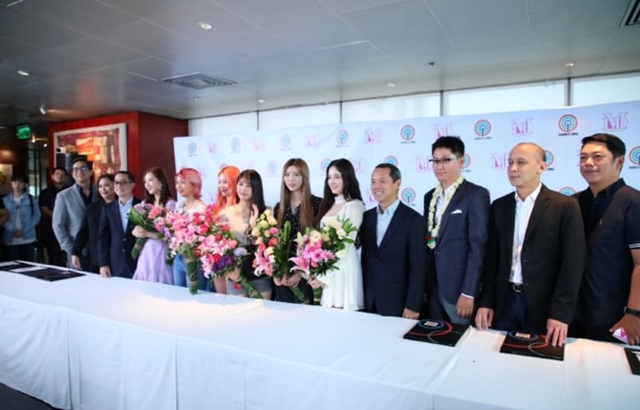 MOMOLAND 出席簽約儀式