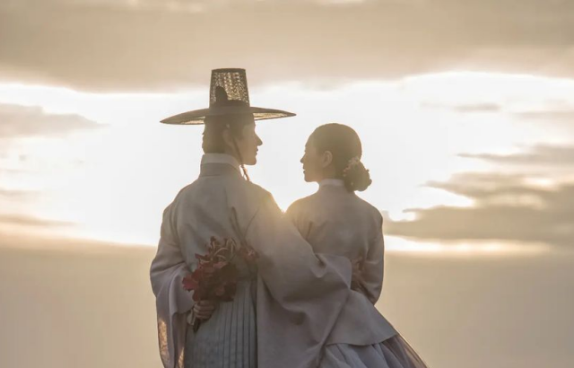 縮圖 / 許棟元與未婚妻韓服背影照