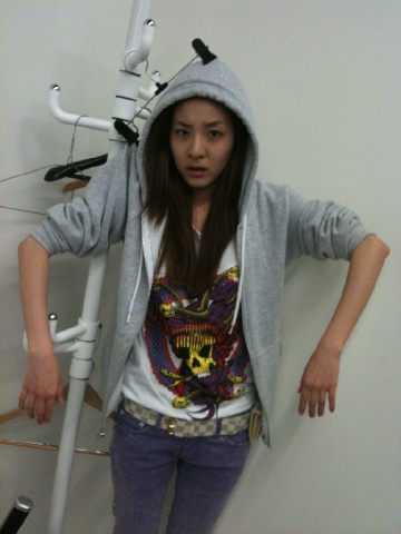 2NE1 Dara 掛在衣架上