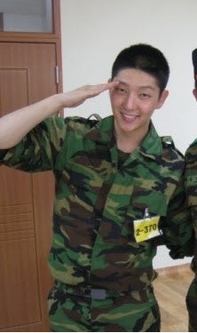 李準基在軍中笑一個
