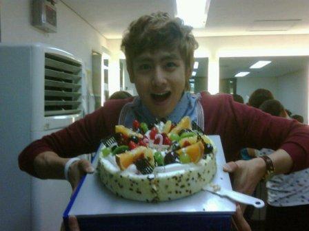 生日蛋糕來自於JYP成員