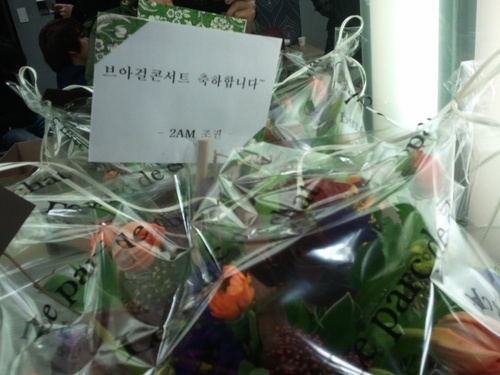 2AM送花束給BEG
