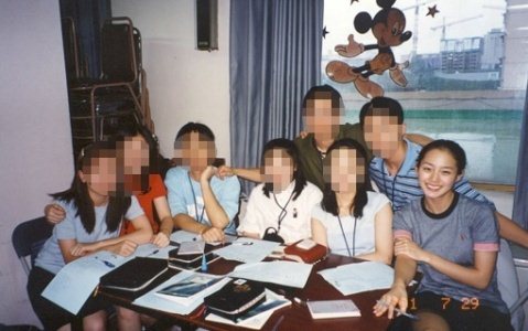金泰希 十年前與朋友合照