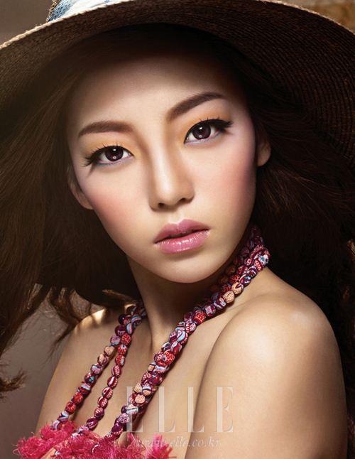 Kara 荷拉 ELLE 六月號