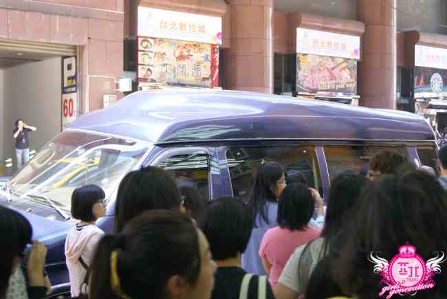 SM專門店 剪綵 Henry保母車