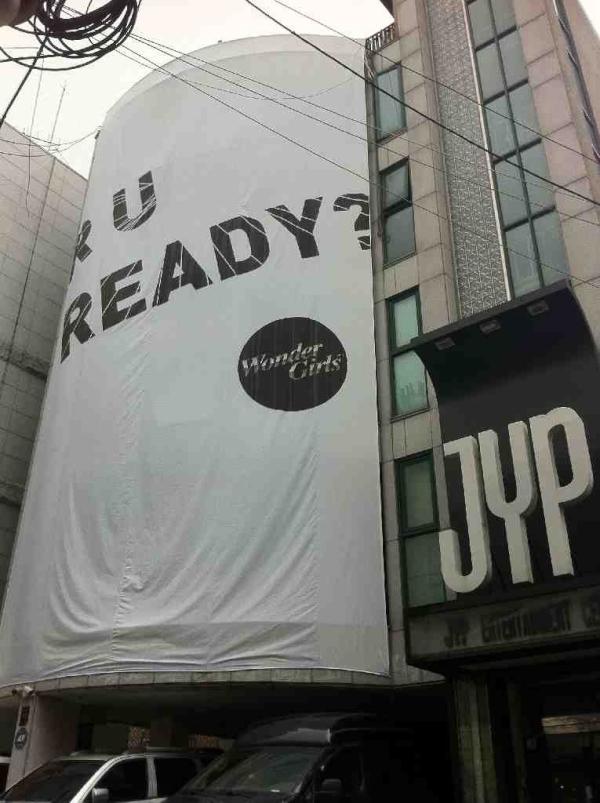 JYP 大樓外 are you ready WG WG are you ready