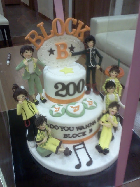 Block B's 200th day celebrating cake