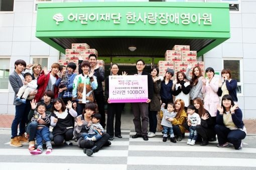 Infinite & T-ara help out children