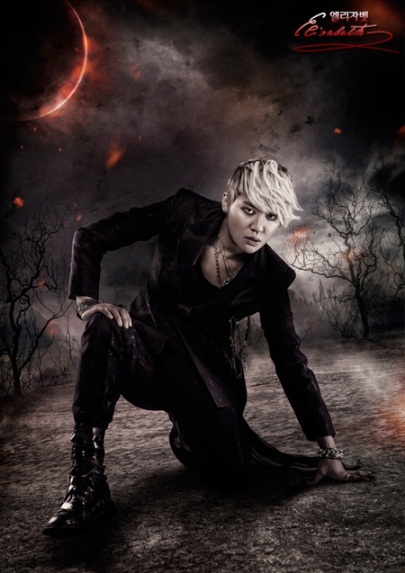 Junsu plays in Elizabeth