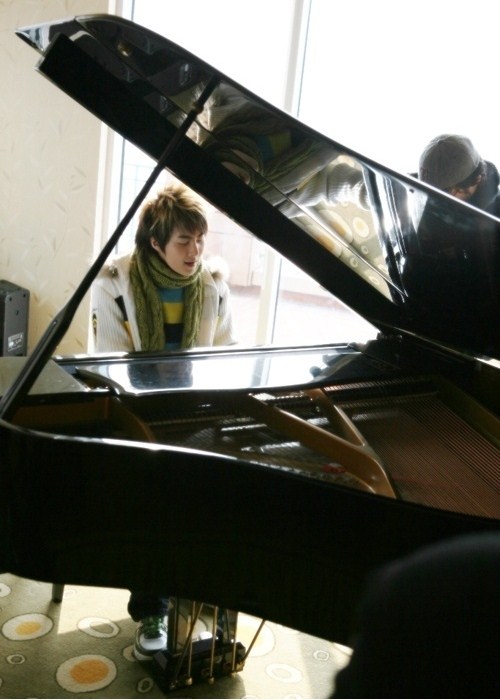 亨俊 彈鋼琴
