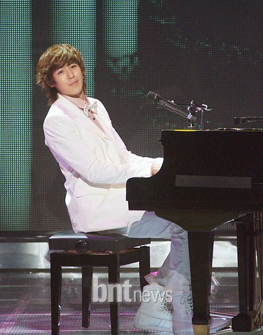 Nichkhun 彈鋼琴 Nichkhun 彈鋼琴