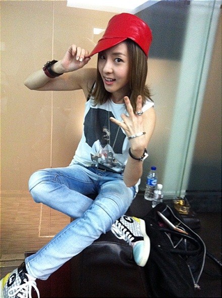 dara 温暖天气中穿着无袖