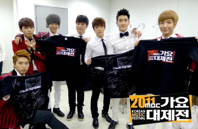 《MBC 歌謠大祭典》活動獎品 ─ Super Junior 簽名T