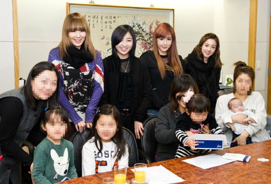 2NE1 醫院拜訪病童