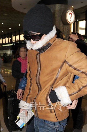 YG Family in airport