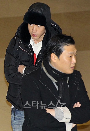 YG Family in airport
