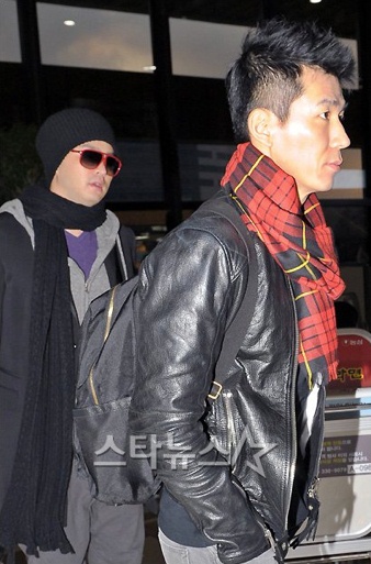 YG Family in airport