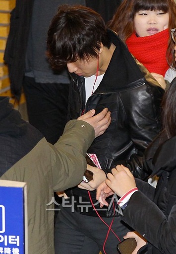 YG Family in airport