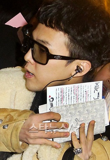 YG Family in airport