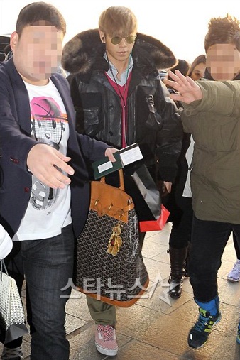 YG Family in airport