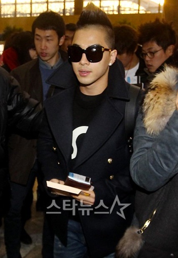 YG Family in airport
