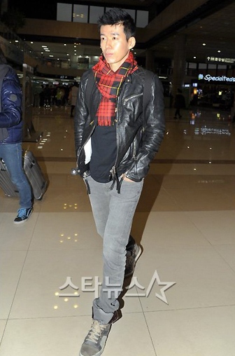 YG Family in airport
