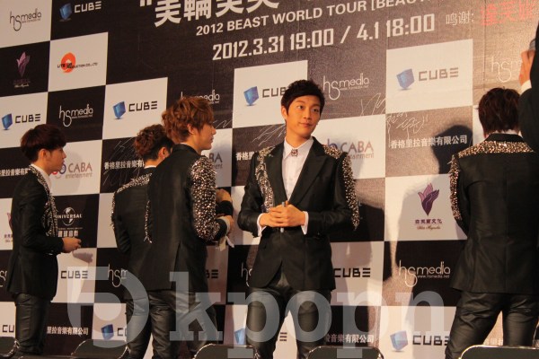 BEAST 記者會 - signing
