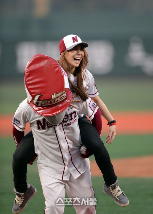 Ailee 開球