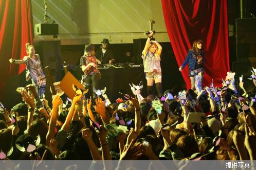 2NE1