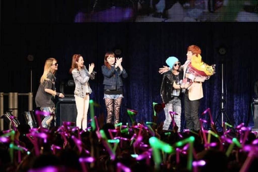 SE7EN 2NE1