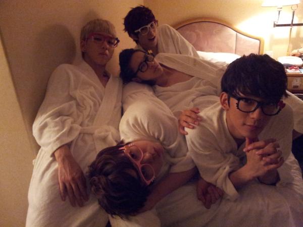B1A4 浴袍照