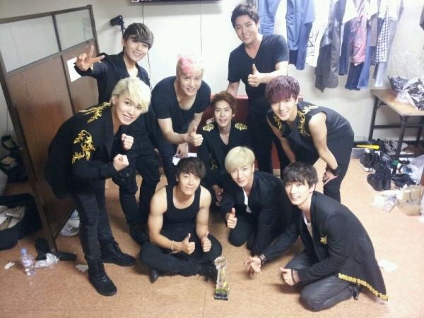 Super Junior 後台照 (少了始源)