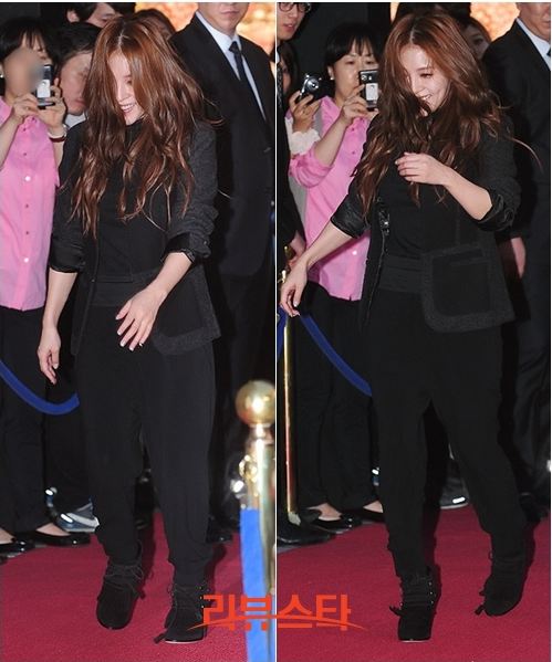 寶兒 BoA Vogue Fashion's Night Out 跌倒