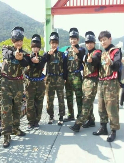 《給美麗的你》主角群，軍服