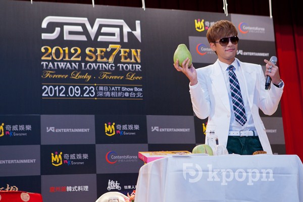 SE7EN (記者會)